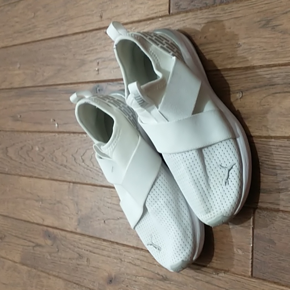 White Pumas